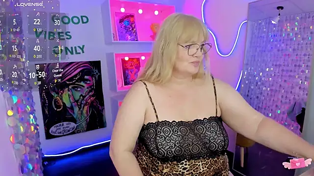 Snapshot of NicoleKind chatting on July 2026 05:23:01 AM NicoleKind online show from July 2026 05:23:01 AM