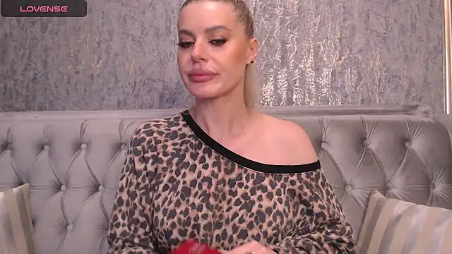 Snapshot of BlondieStar chatting on November 2025 10:53:02 PM BlondieStar online show from November 2025 10:53:02 PM