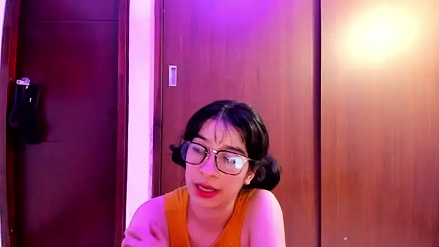 Snapshot of _Lunnaa_ chatting on December 2024 05:51:02 AM Lunnaa online show from December 2024 05:51:02 AM