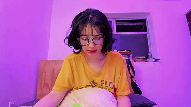 Snapshot of _Lunnaa_ chatting on December 2024 01:28:02 AM Lunnaa online show from December 2024 01:28:02 AM