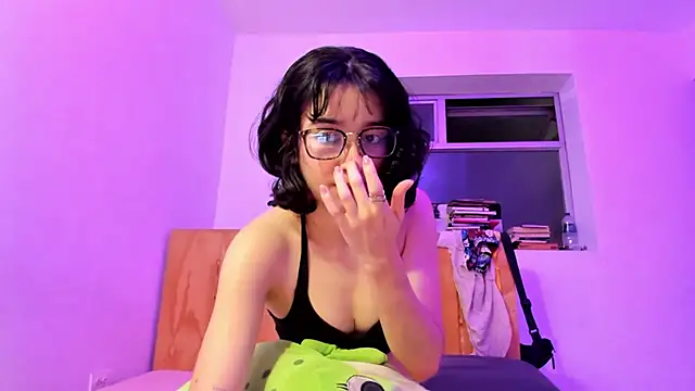 Snapshot of _Lunnaa_ chatting on January 2025 03:01:01 AM Lunnaa online show from January 2025 03:01:01 AM