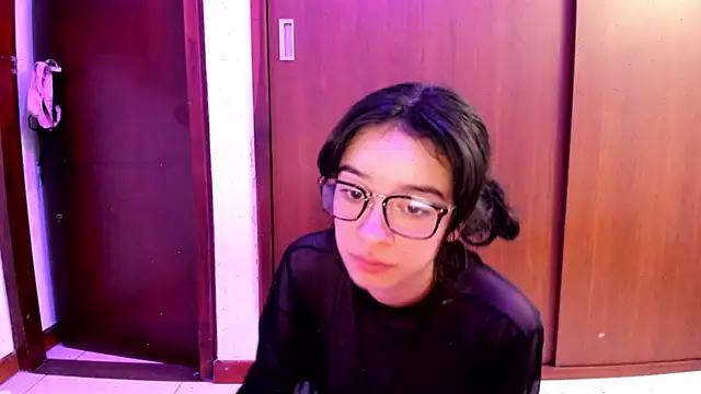 Snapshot of _Lunnaa_ chatting on February 2025 05:21:02 AM Lunnaa online show from February 2025 05:21:02 AM