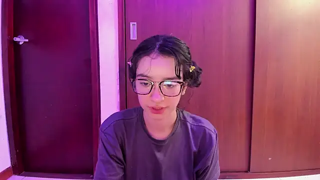 Snapshot of _Lunnaa_ chatting on February 2025 04:49:01 AM Lunnaa online show from February 2025 04:49:01 AM