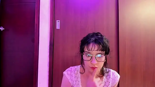 Snapshot of _Lunnaa_ chatting on March 2025 04:13:01 AM Lunnaa online show from March 2025 04:13:01 AM