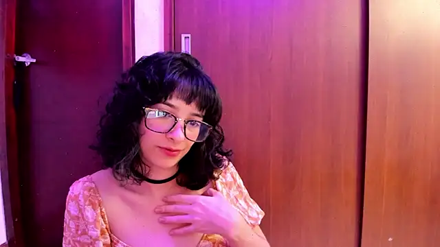 Snapshot of _Lunnaa_ chatting on March 2025 04:05:02 AM Lunnaa online show from March 2025 04:05:02 AM