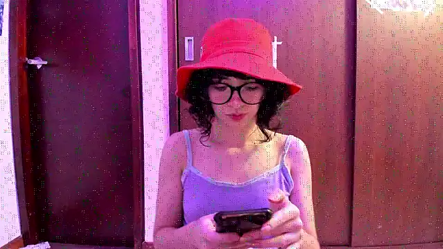 Snapshot of _Lunnaa_ chatting on October 2025 11:58:01 PM Lunnaa online show from October 2025 11:58:01 PM