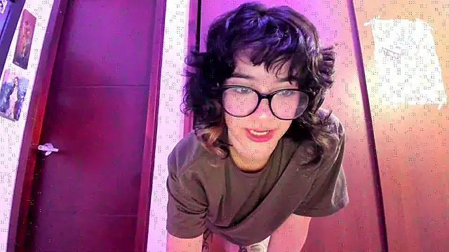 Snapshot of _Lunnaa_ chatting on October 2025 02:56:01 AM Lunnaa online show from October 2025 02:56:01 AM