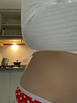 Snapshot of _Lunnaa_ chatting on May 2026 10:50:03 PM Lunnaa online show from May 2026 10:50:03 PM
