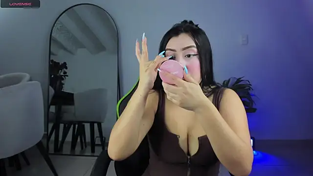 Snapshot of caroline23_x chatting on February 2025 02:07:02 AM caroline23 x online show from February 2025 02:07:02 AM