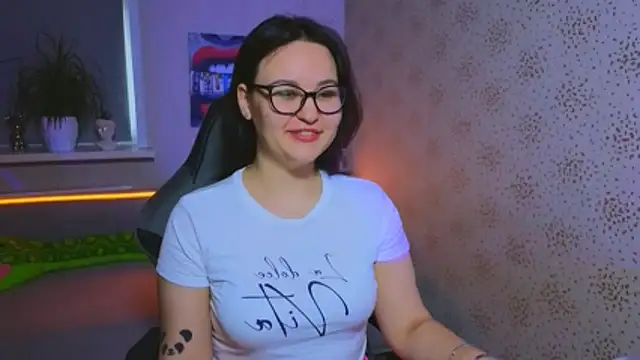 EsterLogan online show from November 2025 09:31:01 AM