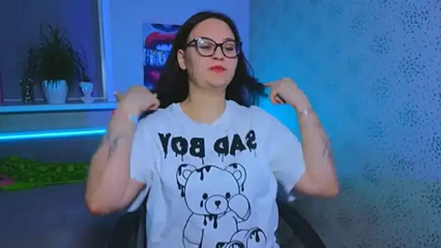 EsterLogan online show from November 2025 12:27:02 PM