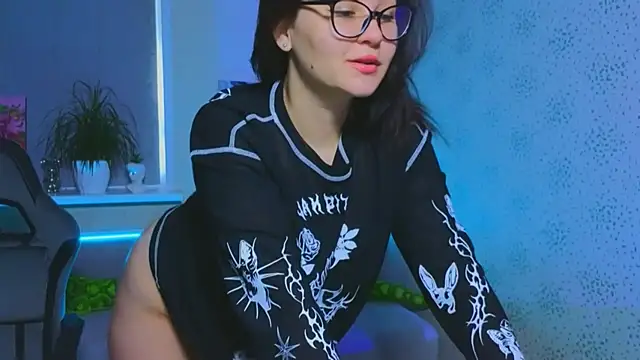 EsterLogan online show from November 2025 10:13:02 AM