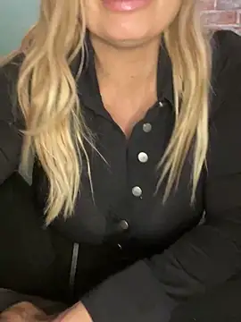 Snapshot of Lisavontease chatting on December 2025 08:27:01 PM Lisavontease online show from December 2025 08:27:01 PM