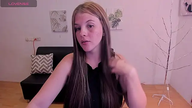 Snapshot of MillySandlerr chatting on December 2024 04:33:02 AM MillySandlerr online show from December 2024 04:33:02 AM