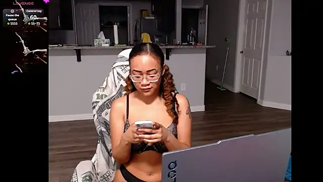 Snapshot of RylHoneyy chatting on June 2026 02:46:01 AM RylHoneyy online show from June 2026 02:46:01 AM