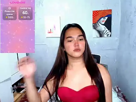 Snapshot of MoaningKylie chatting on October 2025 03:44:02 PM MoaningKylie online show from October 2025 03:44:02 PM