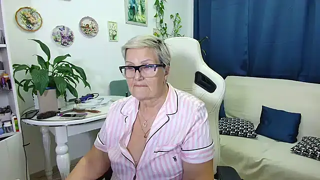 Selenna57 online show from December 2025 07:10:01 PM