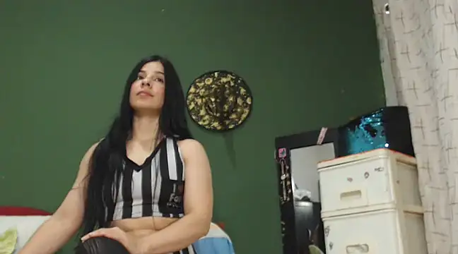 Snapshot of Estefani_32 chatting on January 2025 01:47:01 AM Estefani 32 online show from January 2025 01:47:01 AM