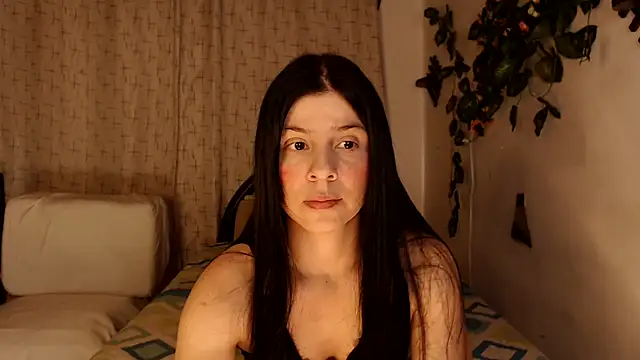 Snapshot of Estefani_32 chatting on October 2025 03:35:02 PM Estefani 32 online show from October 2025 03:35:02 PM