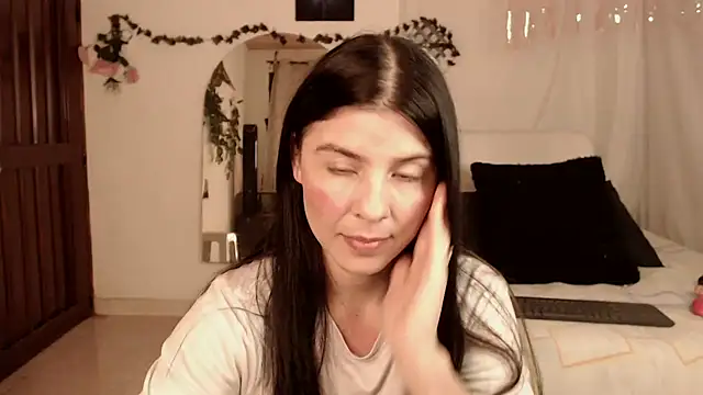 Snapshot of Estefani_32 chatting on December 2025 03:39:02 PM Estefani 32 online show from December 2025 03:39:02 PM