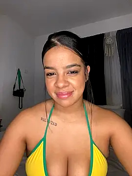 Snapshot of trianawhite chatting on December 2025 11:10:01 PM trianawhite online show from December 2025 11:10:01 PM