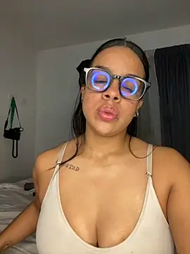 Snapshot of trianawhite chatting on December 2025 11:54:01 PM trianawhite online show from December 2025 11:54:01 PM