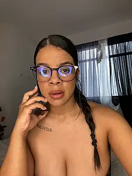 Snapshot of trianawhite chatting on June 2026 03:05:01 PM trianawhite online show from June 2026 03:05:01 PM