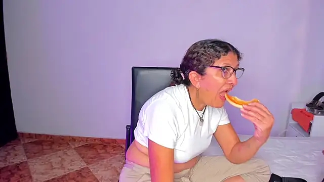 Snapshot of Keyla_Milf chatting on December 2025 02:39:01 AM Keyla Milf online show from December 2025 02:39:01 AM