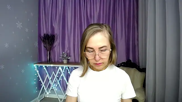 Snapshot of queen_a_n_i chatting on April 2026 09:02:01 AM queen a n i online show from April 2026 09:02:01 AM