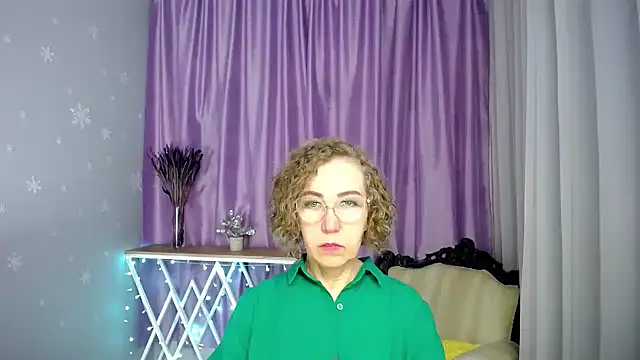 Snapshot of queen_a_n_i chatting on May 2026 08:33:02 AM queen a n i online show from May 2026 08:33:02 AM