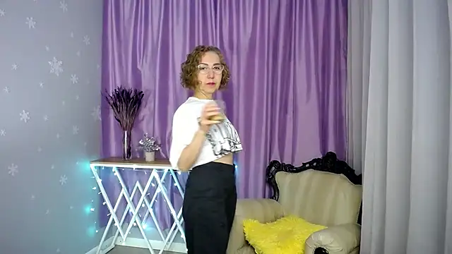 Snapshot of queen_a_n_i chatting on June 2026 08:20:01 AM queen a n i online show from June 2026 08:20:01 AM