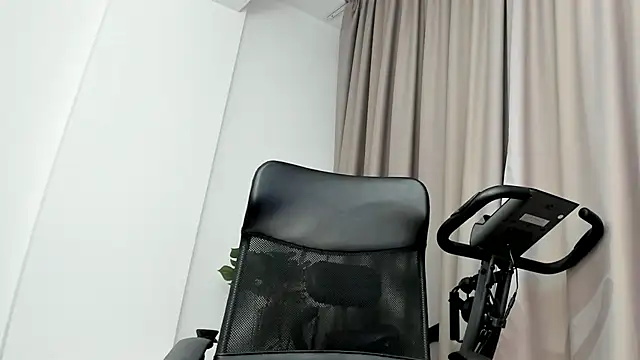 Snapshot of MuscleJohn chatting on March 2025 12:18:02 AM MuscleJohn online show from March 2025 12:18:02 AM