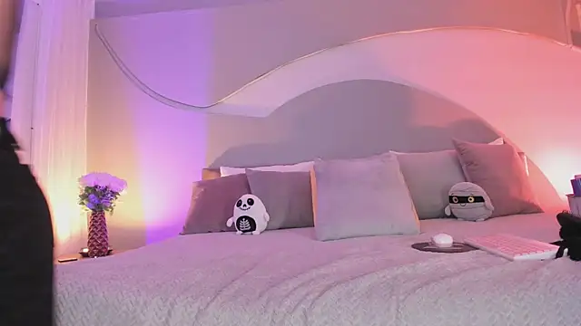 Nicolle W online show from October 2025 11:55:02 AM