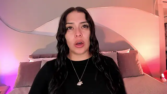 Nicolle W online show from November 2025 11:43:02 AM