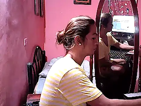 Snapshot of yummy_21xxx chatting on February 2025 10:18:02 AM yummy 21xxx online show from February 2025 10:18:02 AM