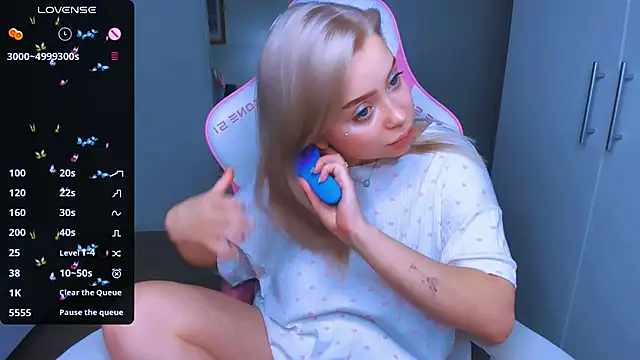 Snapshot of MonaLauu chatting on December 2024 04:41:01 PM MonaLauu online show from December 2024 04:41:01 PM