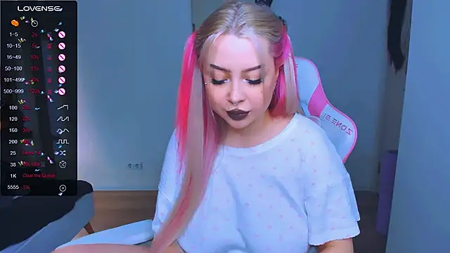 Snapshot of MonaLauu chatting on March 2025 06:35:02 AM MonaLauu online show from March 2025 06:35:02 AM