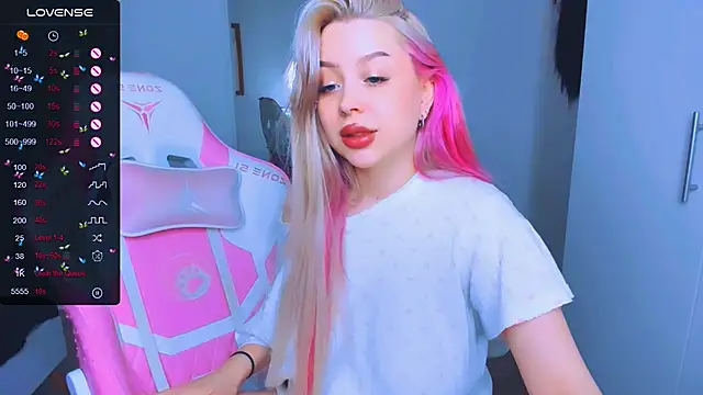 Snapshot of MonaLauu chatting on March 2025 12:12:01 PM MonaLauu online show from March 2025 12:12:01 PM