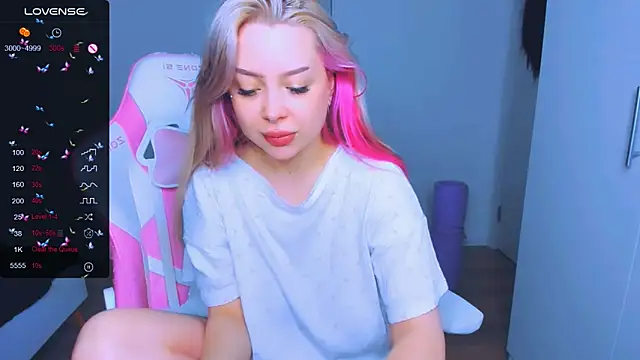 Snapshot of MonaLauu chatting on March 2025 05:50:01 PM MonaLauu online show from March 2025 05:50:01 PM