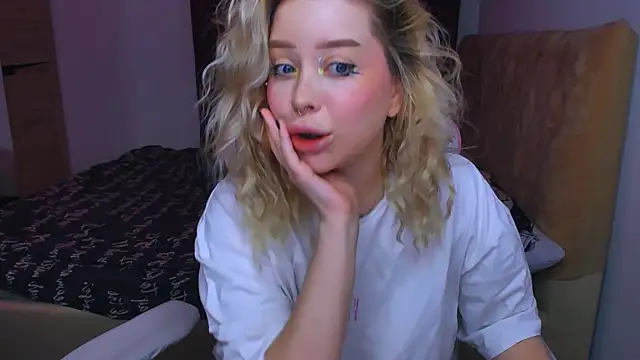 Snapshot of MonaLauu chatting on September 2025 12:48:02 AM MonaLauu online show from September 2025 12:48:02 AM