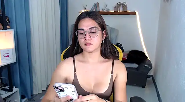 Snapshot of MarieLoveGlamorous chatting on February 2025 01:51:02 PM MarieLoveGlamorous online show from February 2025 01:51:02 PM