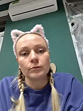 Snapshot of Bondgirl_013 chatting on March 2026 04:44:02 PM Bondgirl 013 online show from March 2026 04:44:02 PM