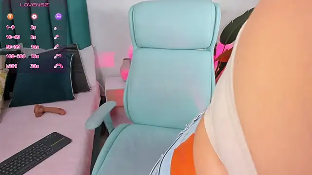 amy-thomson1 online show from November 2025 12:17:01 PM