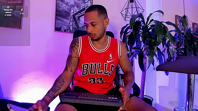 Snapshot of Sweet_Alessandre chatting on November 2025 07:43:01 PM Sweet Alessandre online show from November 2025 07:43:01 PM