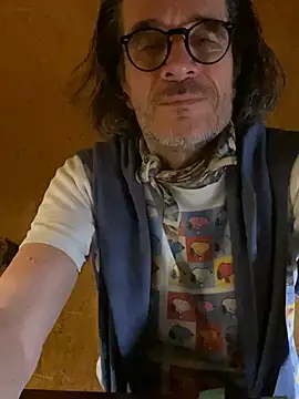 Snapshot of GioApri chatting on March 2025 10:39:02 PM GioApri online show from March 2025 10:39:02 PM