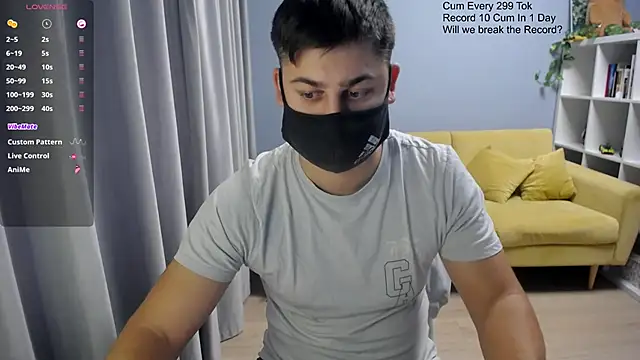 Snapshot of Tomguys chatting on November 2025 08:47:01 AM Tomguys online show from November 2025 08:47:01 AM