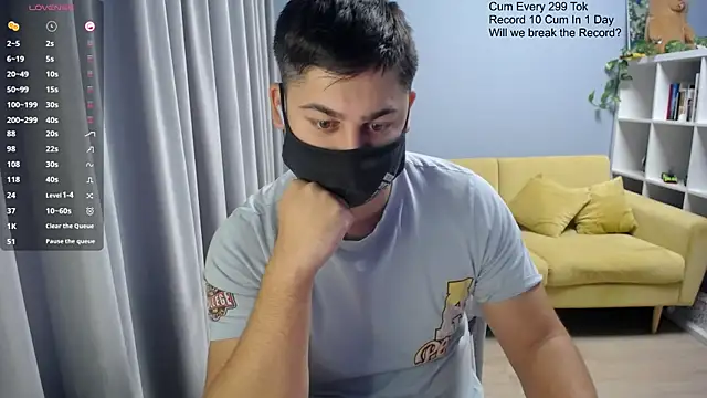 Snapshot of Tomguys chatting on November 2025 06:01:01 AM Tomguys online show from November 2025 06:01:01 AM