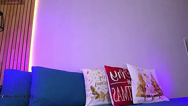 mia-reeves online show from December 2025 06:49:01 PM