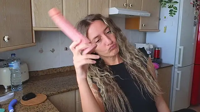 Snapshot of Lunamix chatting on December 2024 03:22:02 PM Lunamix online show from December 2024 03:22:02 PM