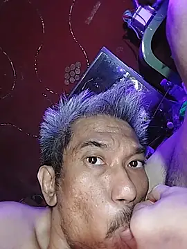 Snapshot of UncleHusz chatting on October 2025 08:09:02 PM UncleHusz online show from October 2025 08:09:02 PM